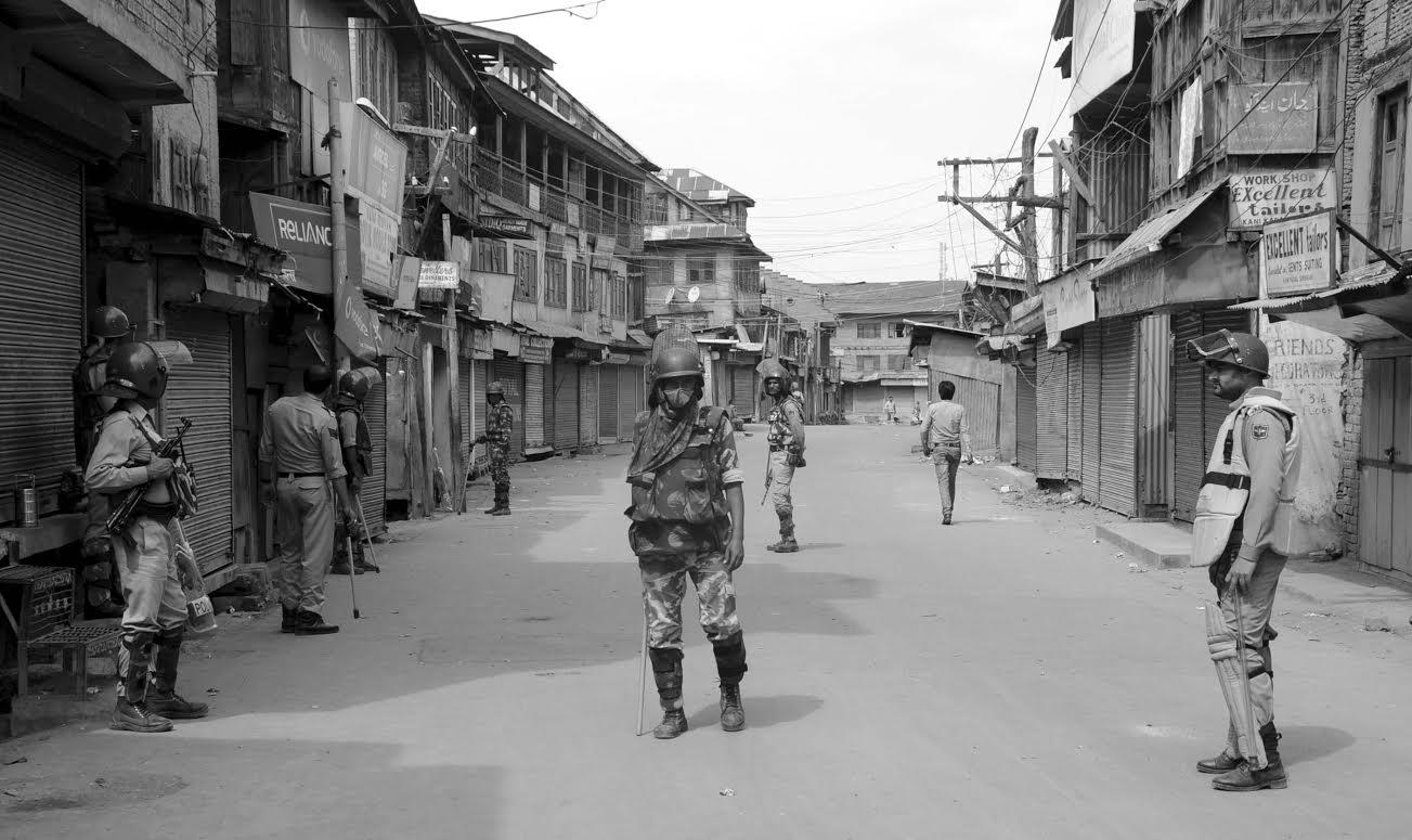 Curfew, shutdown continue on 35th day in Kashmir